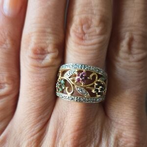 Elegant Gold and Silver Floral Ring. Size 8